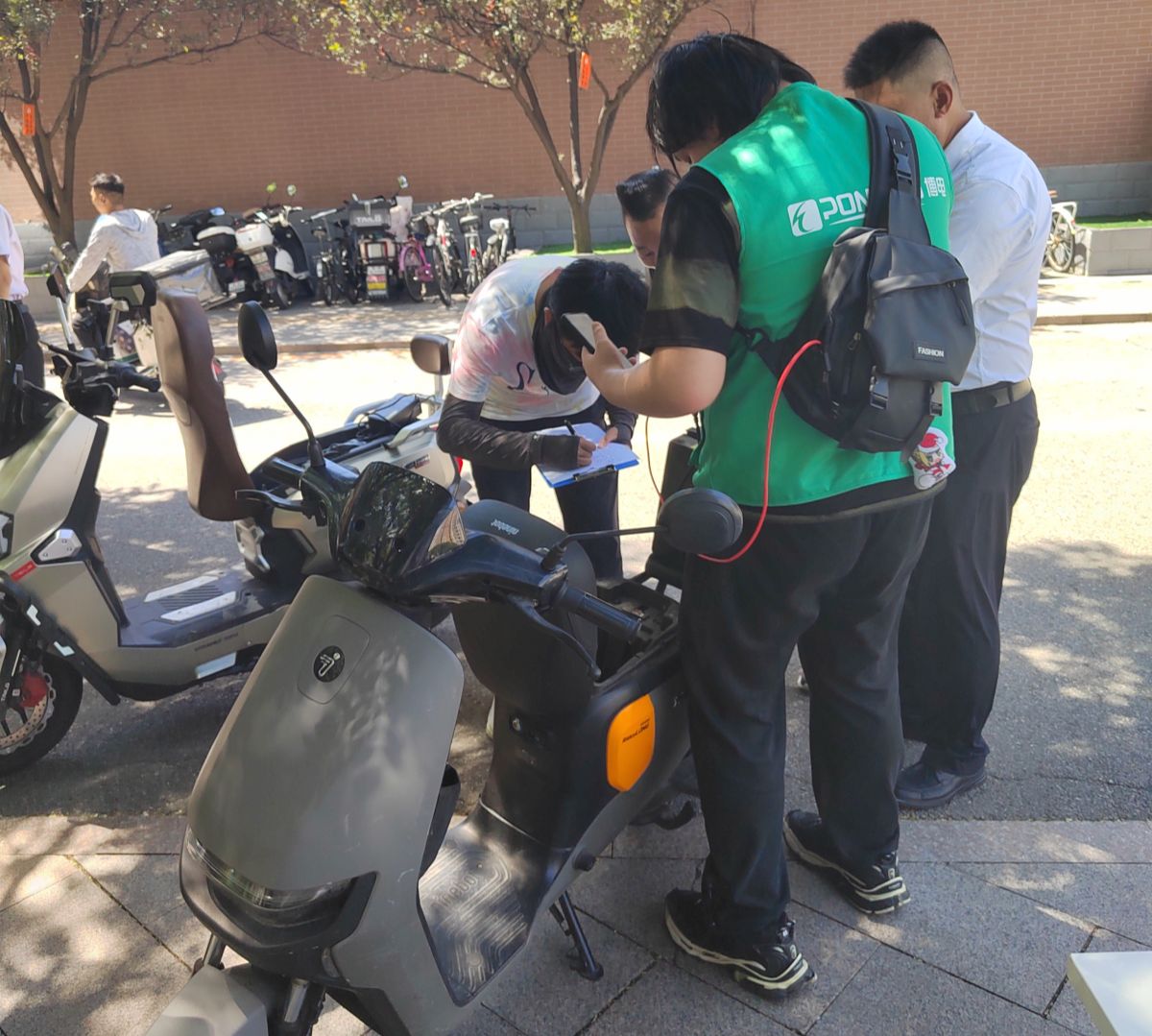 開展電動(dòng)自行車電池檢測(cè) 深度參與基層治理保平安